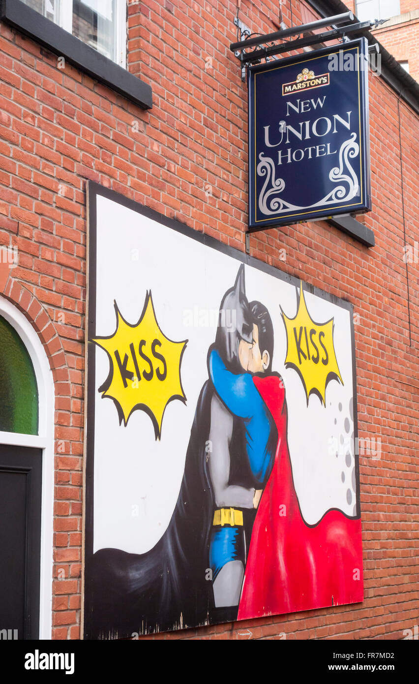 Murale di Batman e Robin baciare sulla parete della nuova Unione albergo sul Canal Street a Manchester il villaggio gay. Manchester. Regno Unito Foto Stock