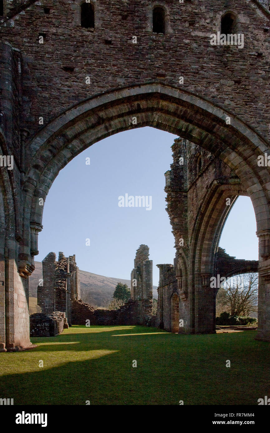Arco drammatico nelle rovine di agostiniane Llanthony Abbey o Priory, in montagna nera del Galles, Foto Stock