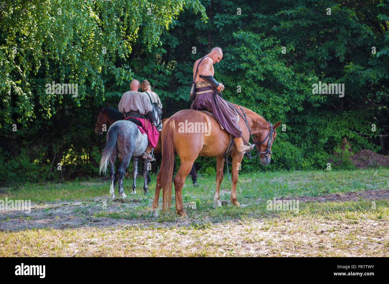 Zaporizhzhya cosacchi a cavallo contro uno sfondo di alberi Foto Stock