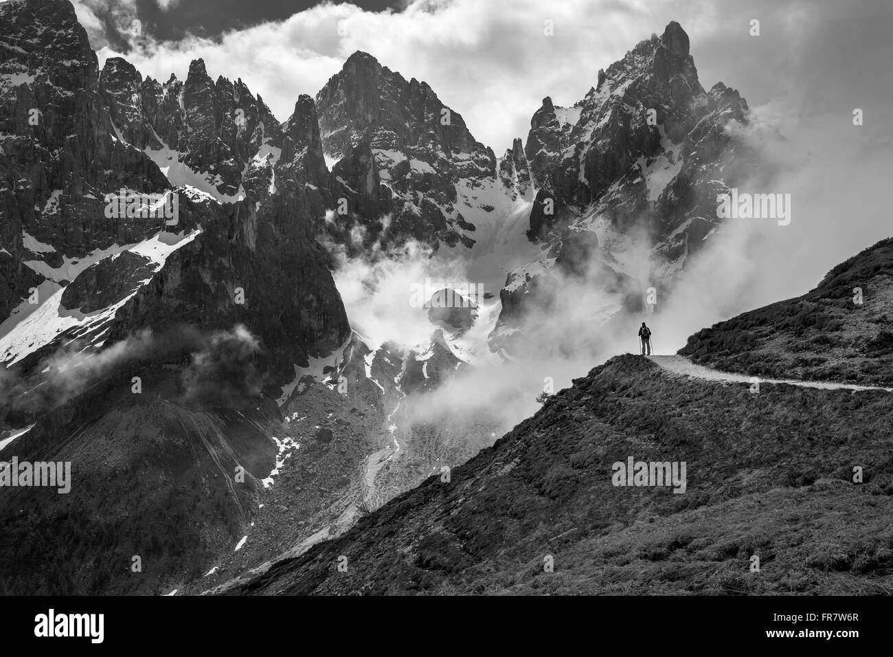 L uomo che si affaccia il picco Pale di San Martino, SudTirol Foto Stock