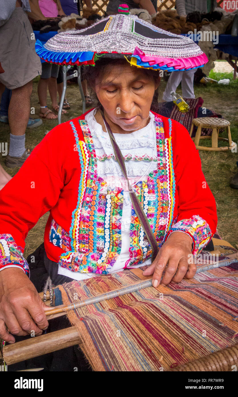 WASHINGTON, DC, Stati Uniti d'America - Donna dimostra la tessitura a mano con dorsalino telaio (awana), 2015 Smithsonian Folk Festival di vita Foto Stock