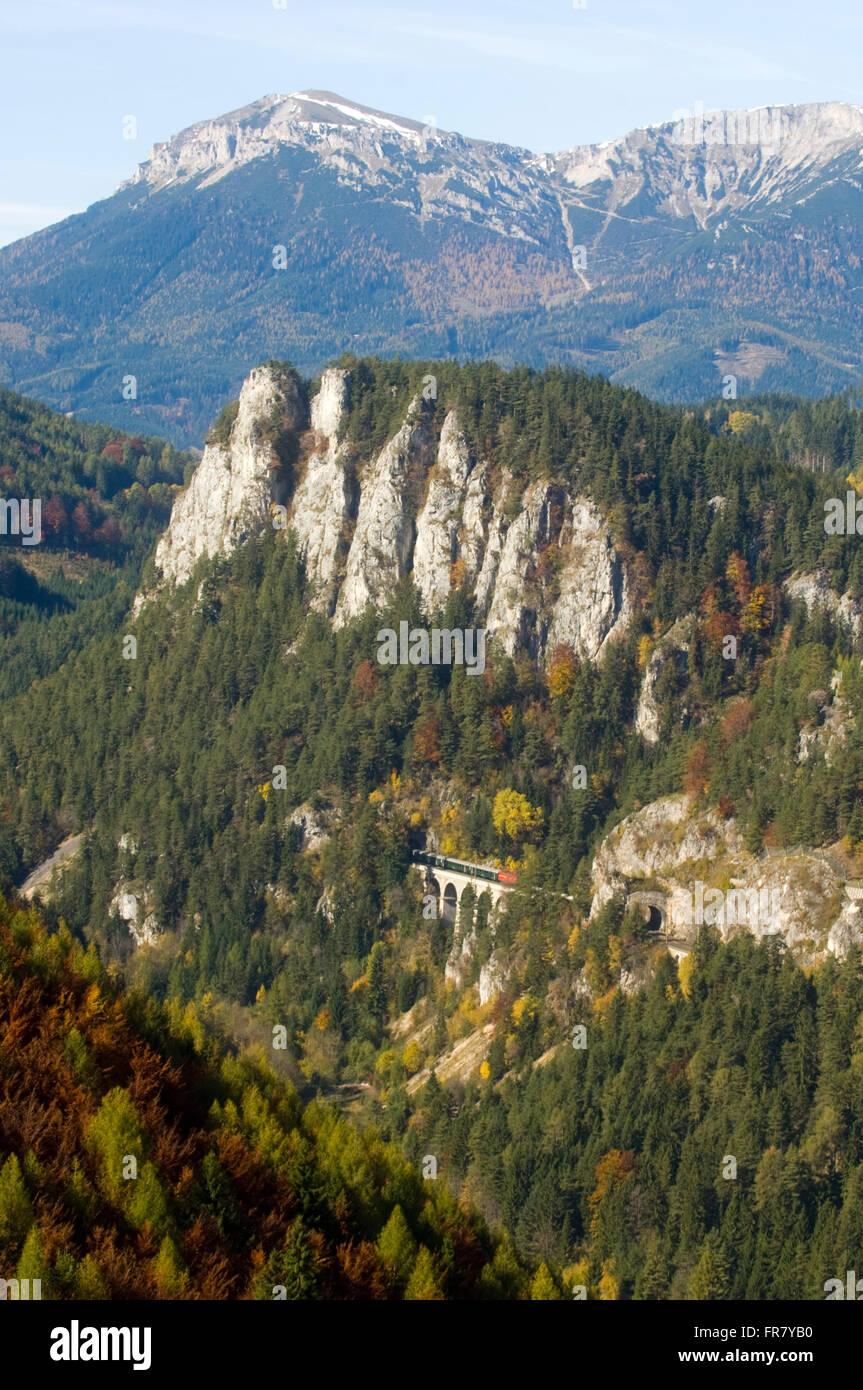 Österreich, Semmering, von 1967 - 1989 prägte der Blick auf das Viadukt "Kalte Rinne' den Anblick des 20 Schilling Scheines. Übe Foto Stock