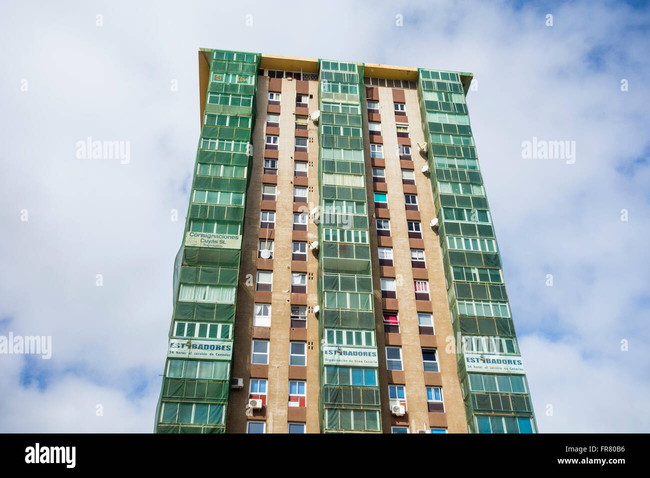 Il verde di compensazione di balconi di copertura per contenere la caduta di muratura sul vecchio blocco di appartamenti a Las Palmas de Gran Canaria, Foto Stock