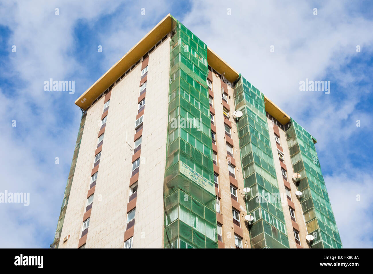 Il verde di compensazione di balconi di copertura per contenere la caduta di muratura sul vecchio blocco di appartamenti a Las Palmas de Gran Canaria, Foto Stock