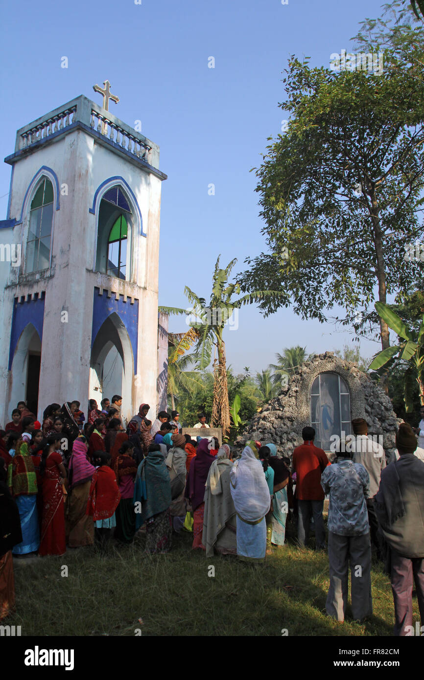 La preghiera di fronte alla Madonna di Lourdes chiesa in Baidyapur, West Bengal, India sul dicembre 02, 2012. Foto Stock