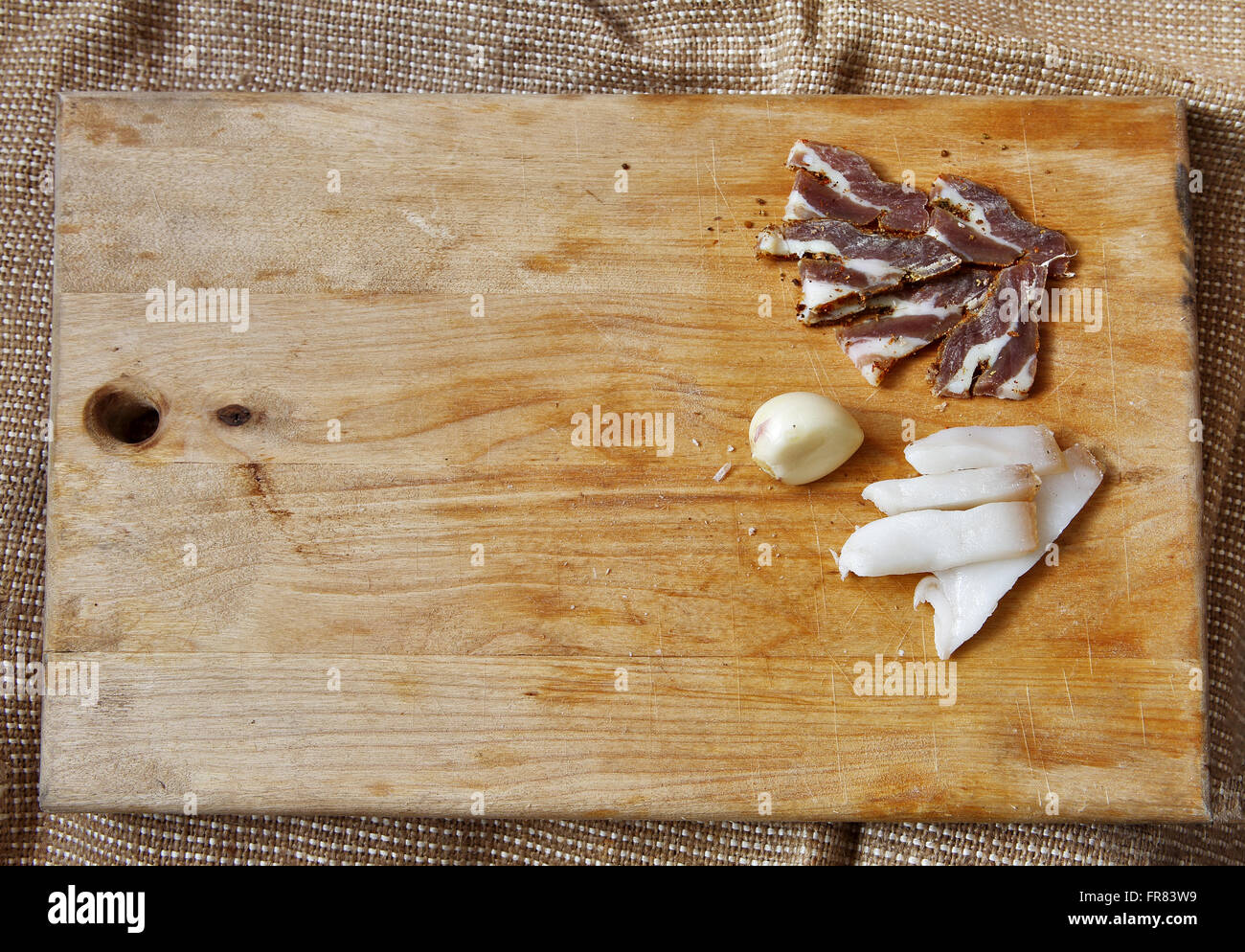 Il sale di carne e gli ingredienti per cucinare intorno al bordo di taglio su sfondo rustico, vista dall'alto, il luogo per il testo Foto Stock