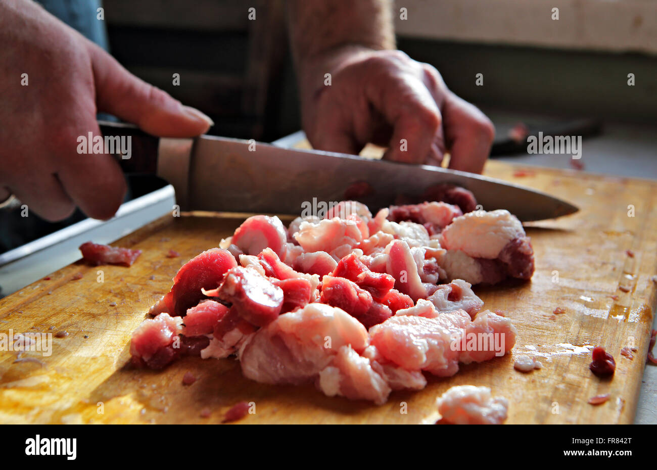 La cucina classica, il taglio di carne con un coltello Foto Stock