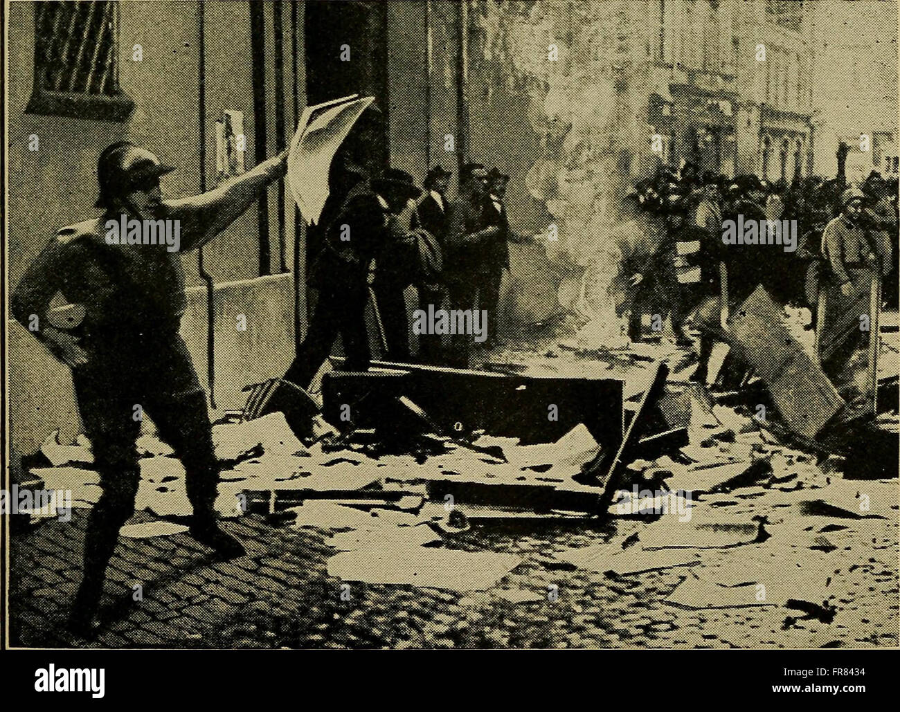 Il drago rosso e le camice nere come l Italia ha trovato la sua anima la vera storia dei fascisti movimento 1922 Foto stock Alamy