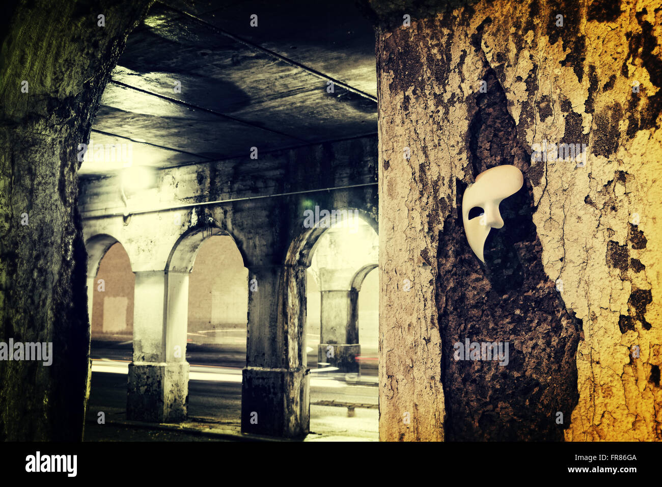 In agguato nelle ombre - Phantom of the Opera maschera nel buio del tunnel Foto Stock