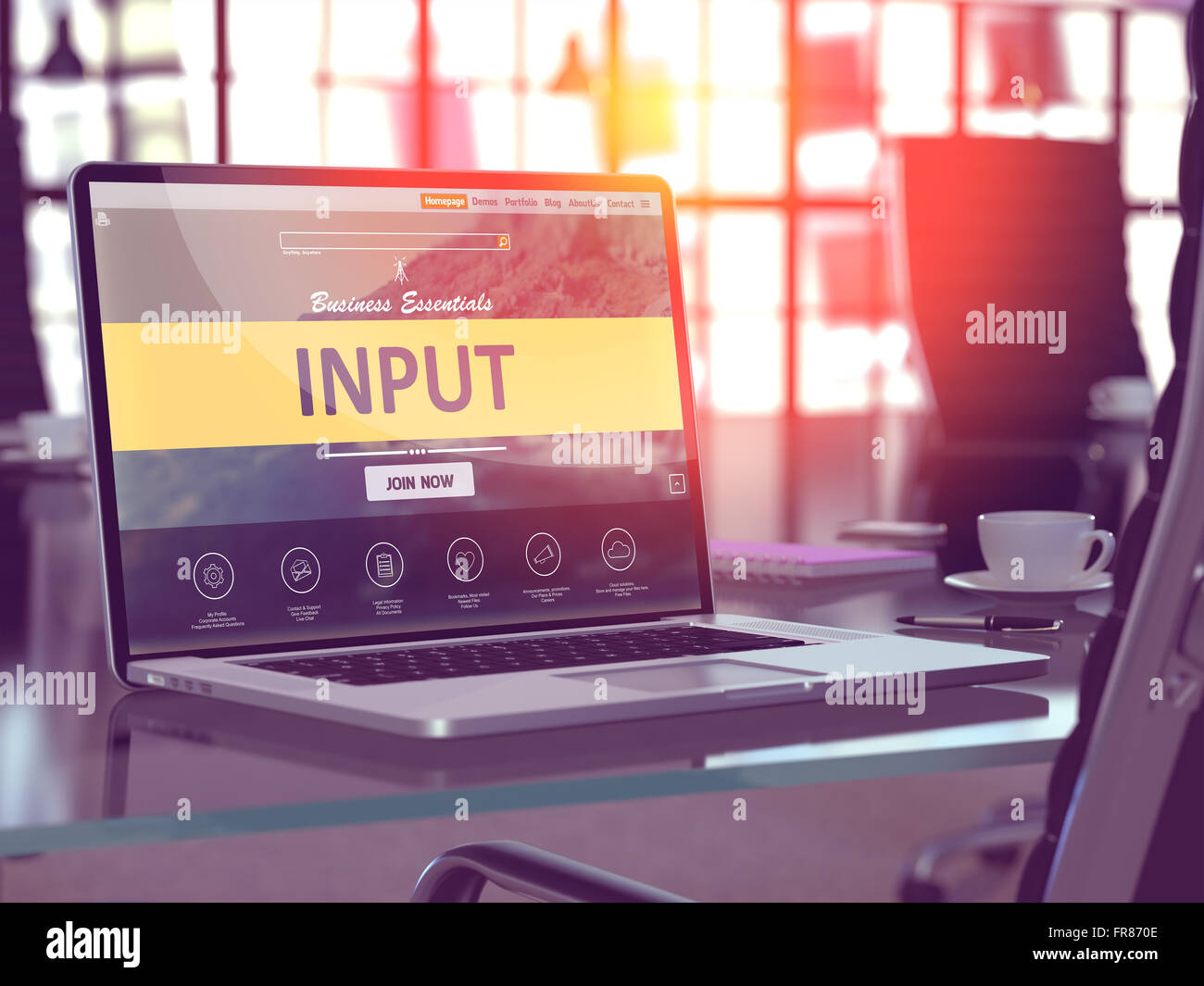 Lo schermo del notebook con il concetto di input. Foto Stock