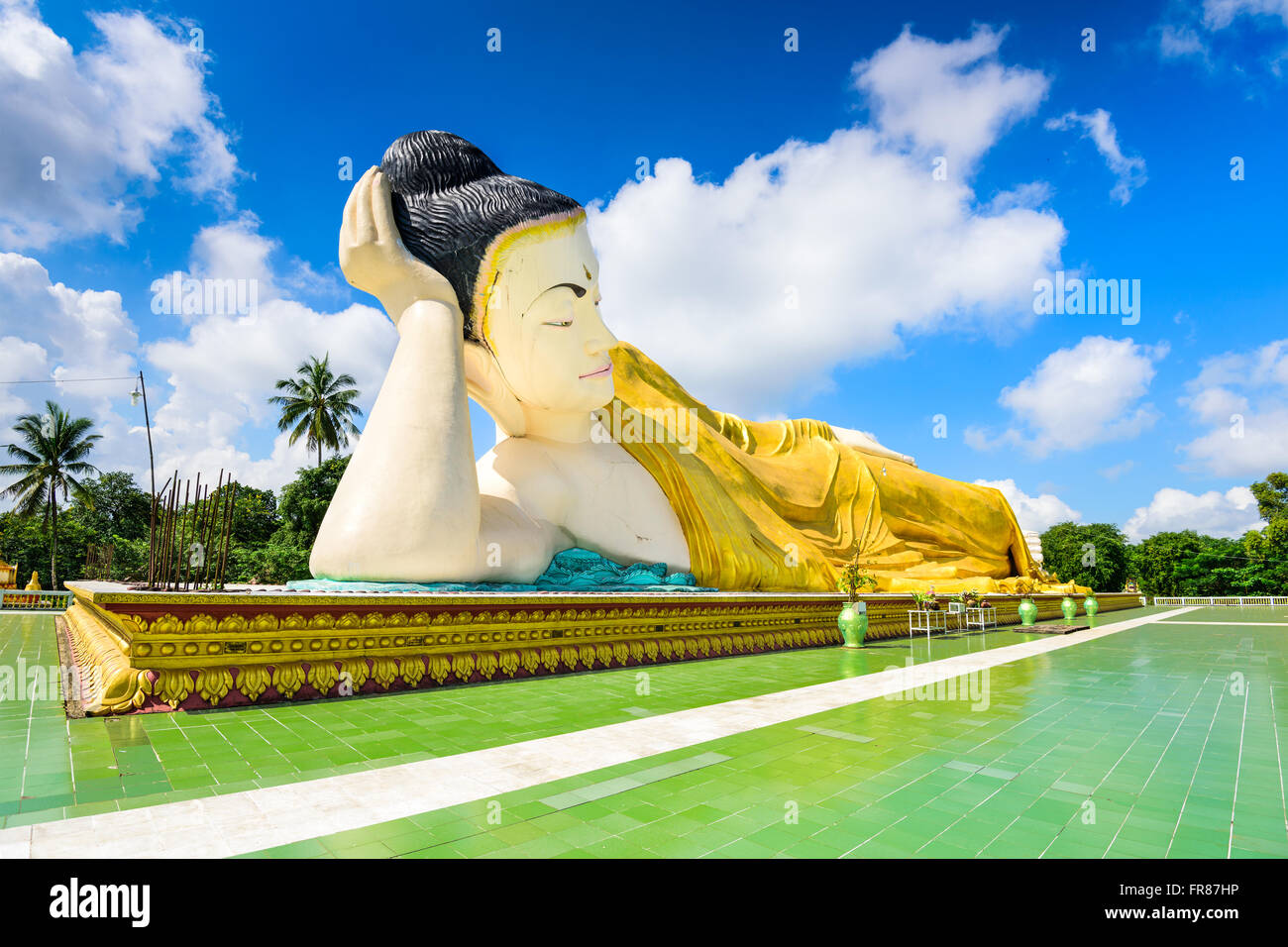 Bago, Myanmar a Mya Tha Lyaung Buddha reclinato. Foto Stock