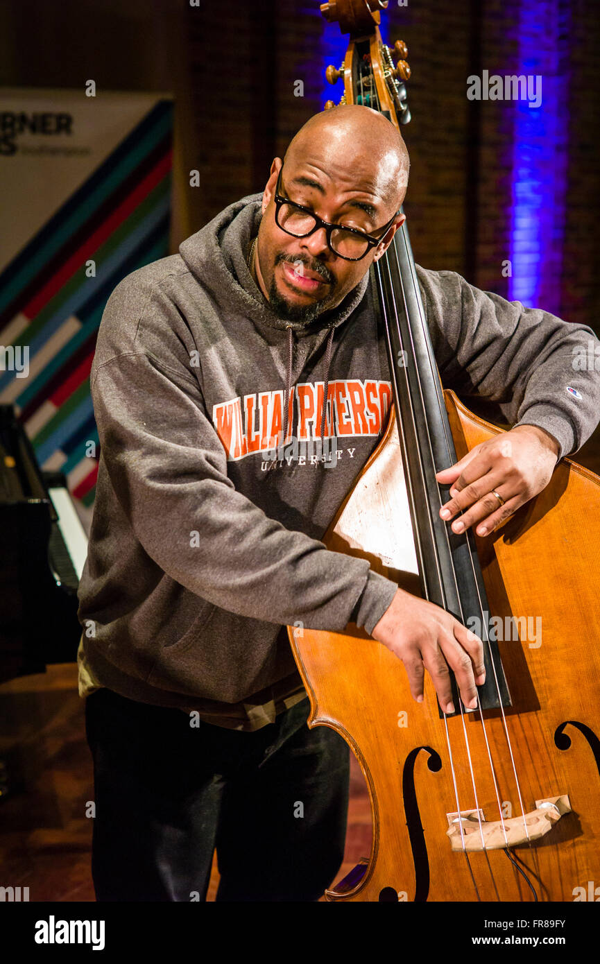 American bass player McBride cristiano a soundchecks presso la Turner Sims Concert Hall di Southampton, Inghilterra. Foto Stock