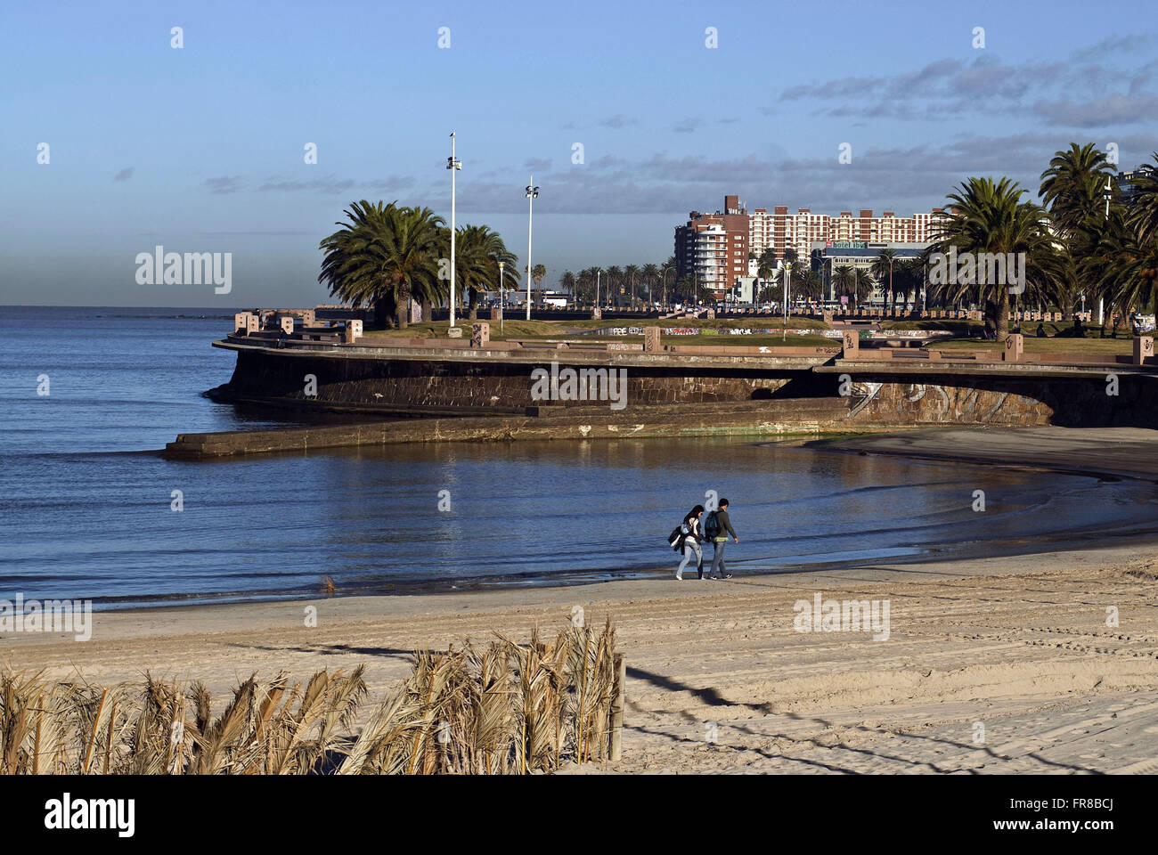 Vicinato e Pocitos beach sulla riva del River Plate di Montevideo Foto Stock