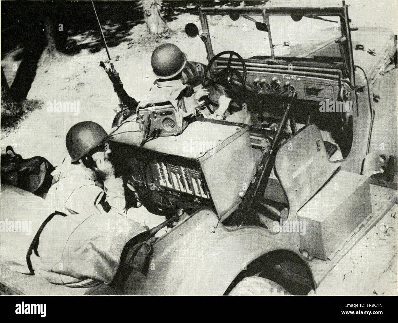 Il *Bell Telephone Magazine* (1922) offre approfondimenti sulle più recenti tecnologie di telecomunicazione, tra cui i progressi nei sistemi telefonici, la ricerca nella comunicazione e le innovazioni di Bell Telephone Laboratories. Foto Stock Il *Bell Telephone Magazine* (1922) offre approfondimenti sulle più recenti tecnologie di telecomunicazione, tra cui i progressi nei sistemi telefonici, la ricerca nella comunicazione e le innovazioni di Bell Telephone Laboratories. Foto Stock