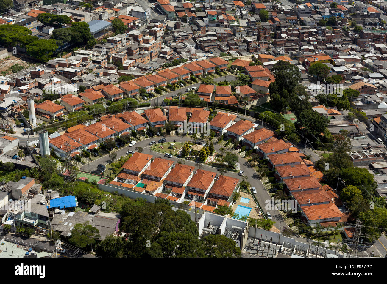 Baraccopoli di contrasto nel nuovo Giardino Est e condominio residenziale nel quartiere di Campo pulito Foto Stock