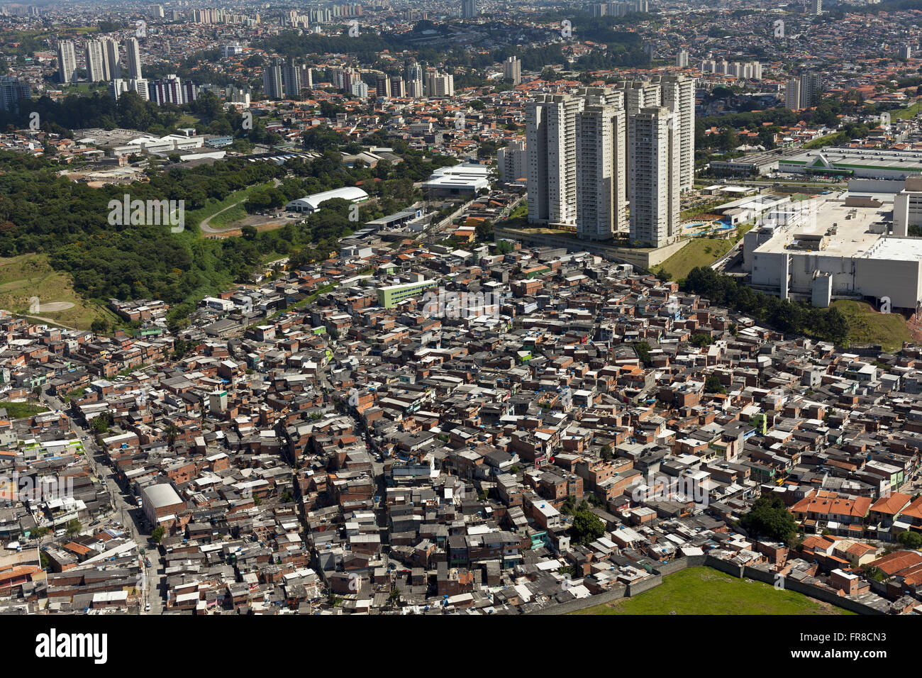 Vista aerea della favela Jardim Jaqueline e centro commerciale dell'autostrada Raposo Tavares destra Foto Stock