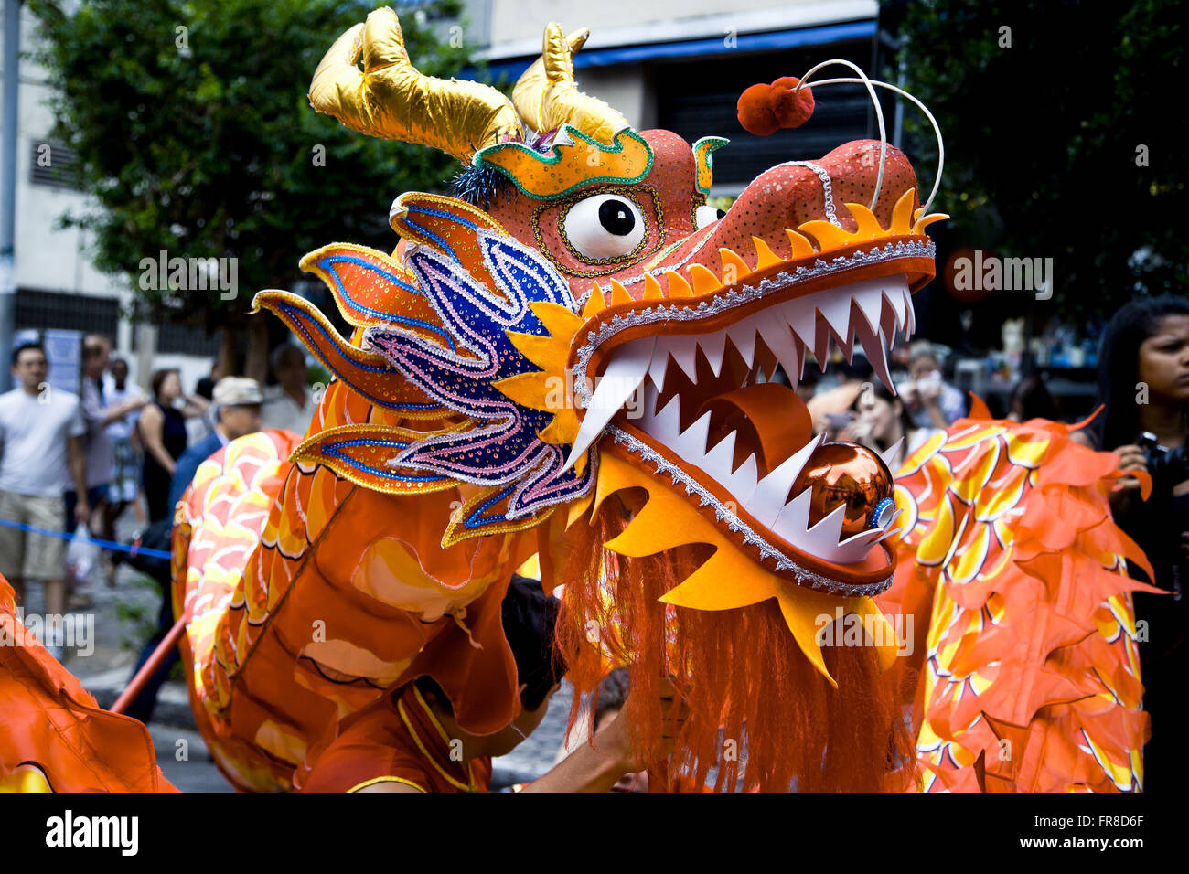 Dragon Dance in occasione della celebrazione del Capodanno cinese - numero 4711 - l'anno del serpente acqua Foto Stock