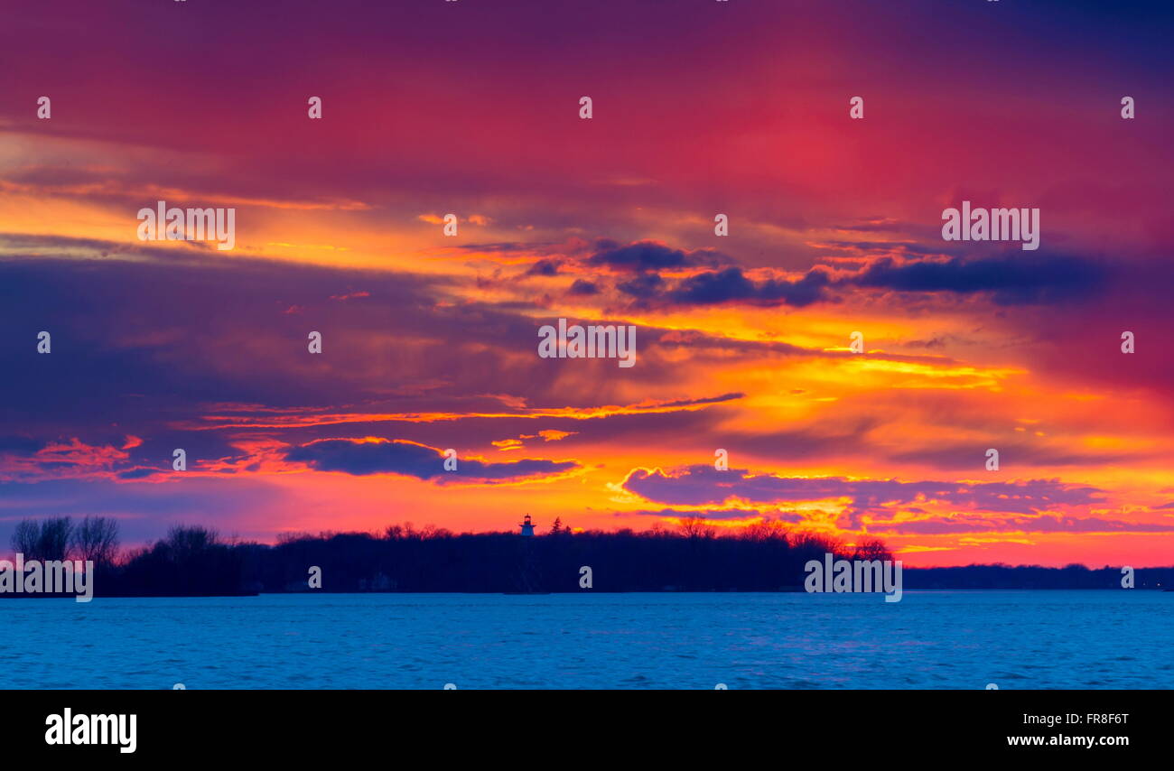 Un tramonto in inverno sul lago in Lachine Quebec. Foto Stock