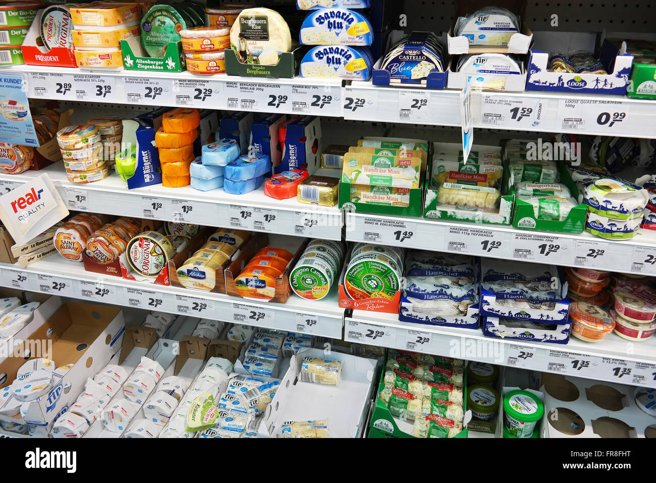Assortimento di avvolto unione dei formaggi molli in uno scambiatore di calore del negozio di un ipermercato Real. Foto Stock