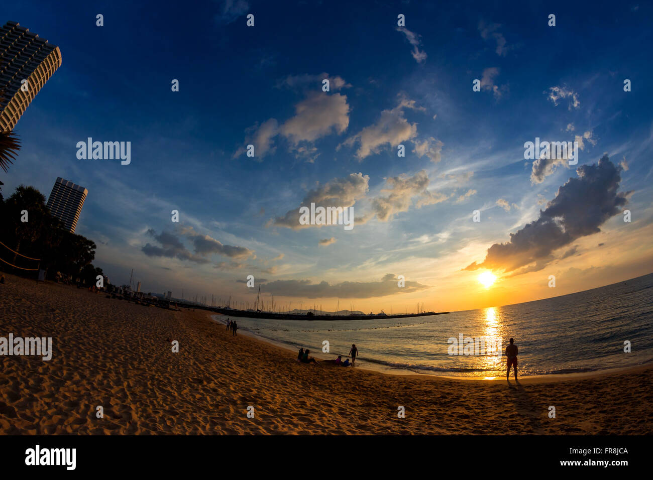Spiaggia tropicale al tramonto, Pattaya Beach, Thailandia, vista fisheye Foto Stock