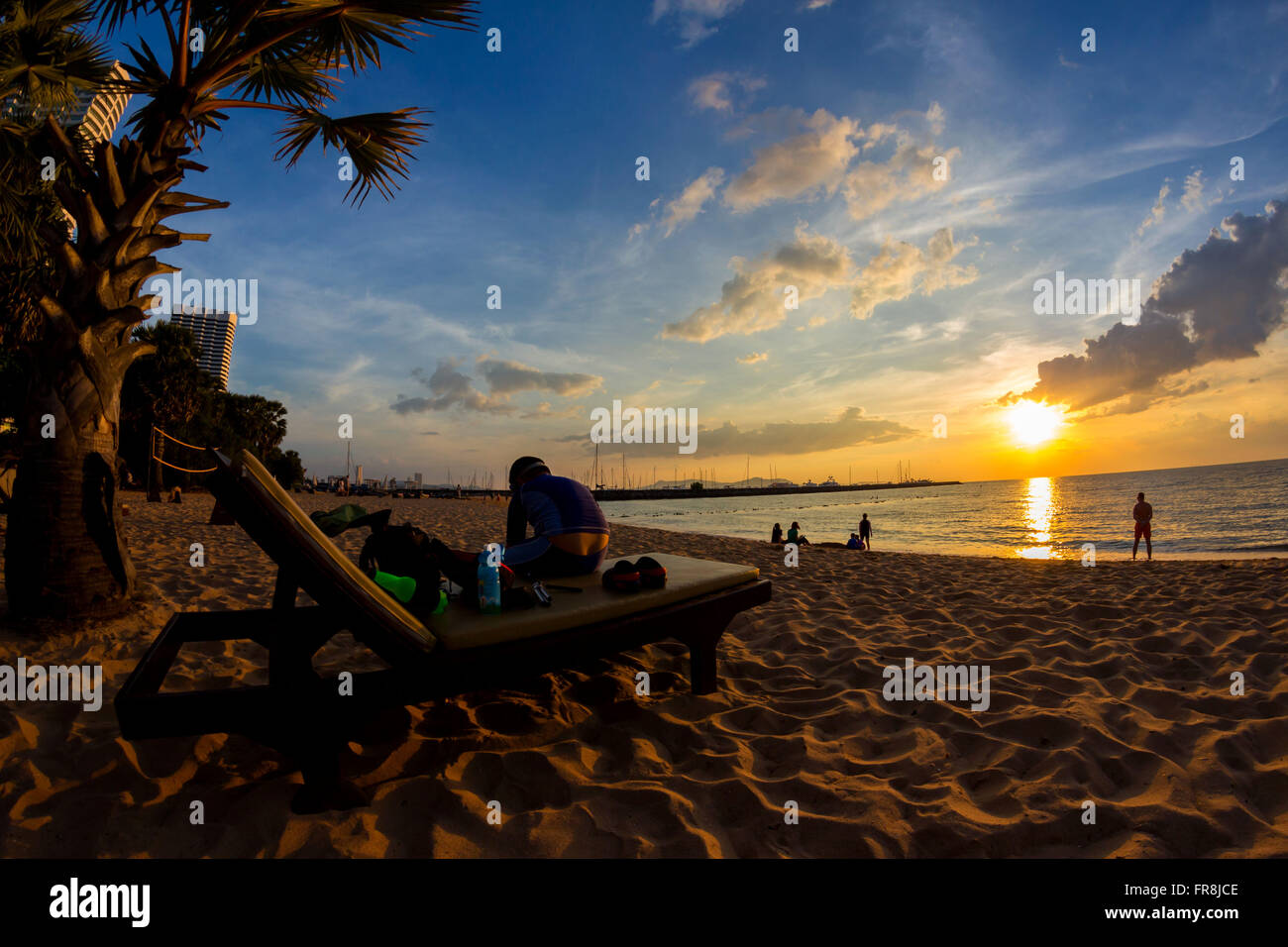 Spiaggia tropicale al tramonto, sdraio sulla spiaggia sulla spiaggia di Pattaya, Thailandia, vista fisheye Foto Stock