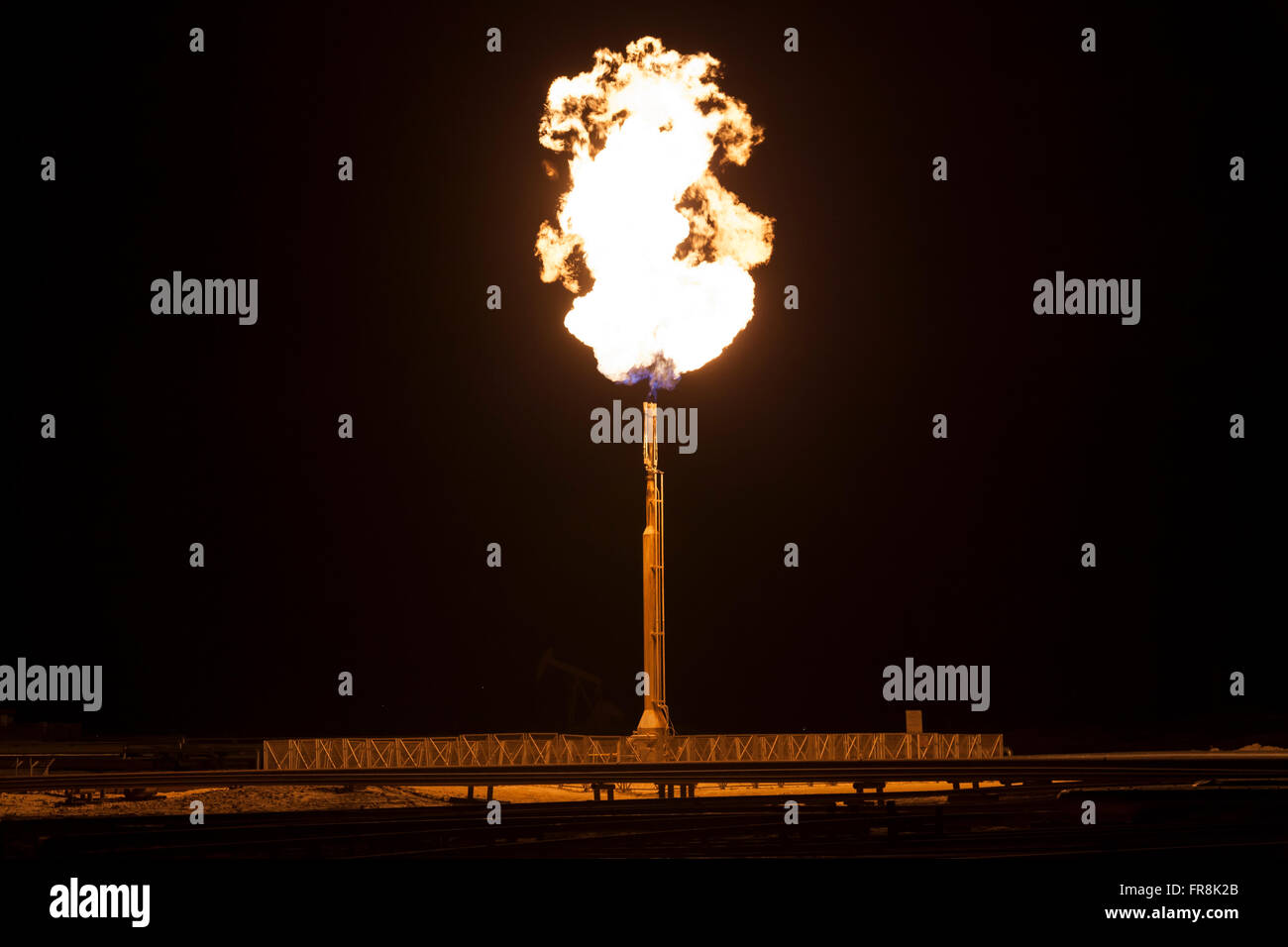 Fiamma a gas fiaccola su un olio impianto di raffineria Foto Stock