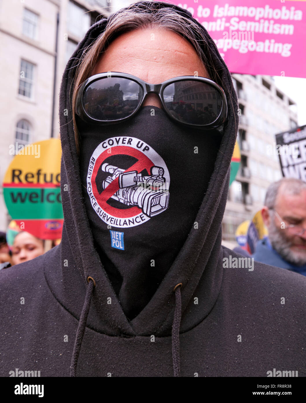 Resistere alla sorveglianza di polizia a maschera anti-razzismo marzo Londra Foto Stock