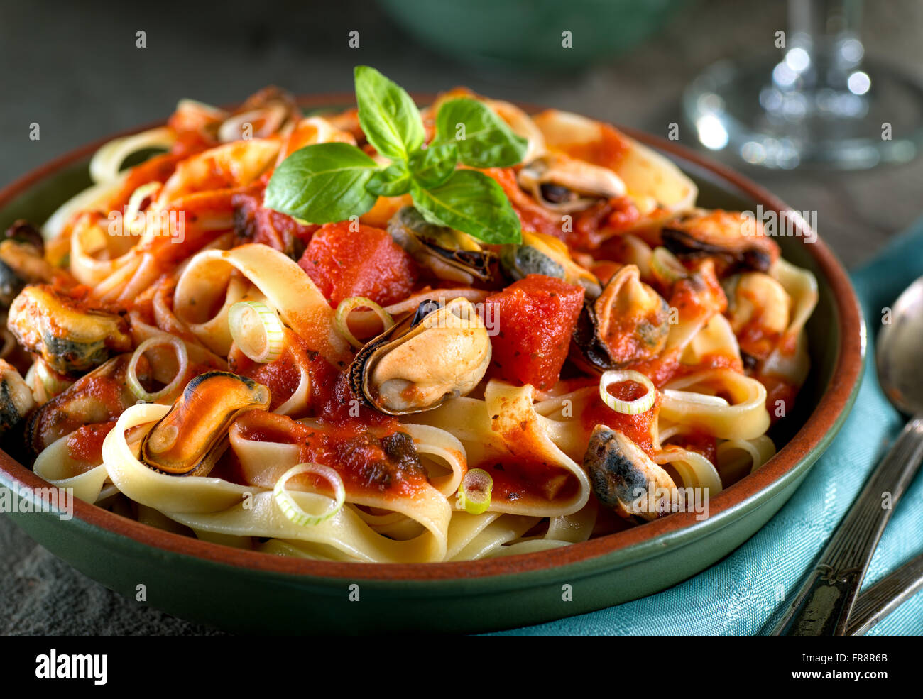 Deliziosi piatti di pasta con cozze al basilico salsa marinara. Foto Stock