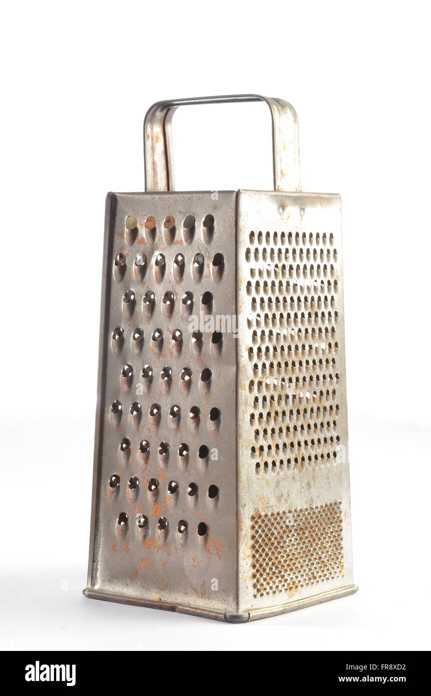 Vecchio arrugginito cibo stagno grattugia o shredder Foto Stock