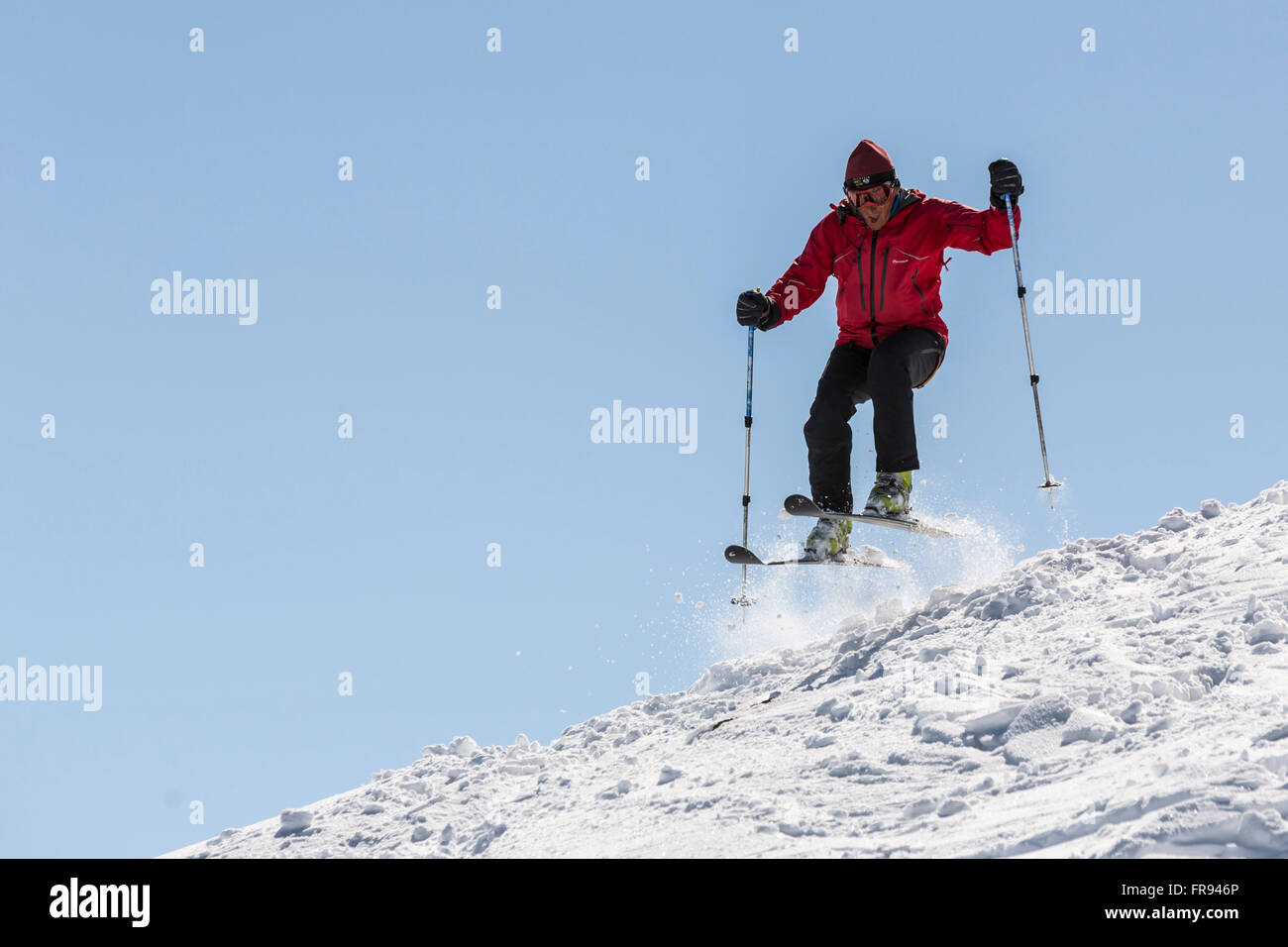 Sofia, Bulgaria - 12 Marzo 2016: il free rider è il salto dal bordo di una pendenza mentre sciare giù un snowy Rocky Mountain top. Foto Stock