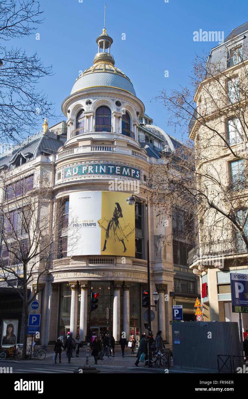 Esterno di Au Printemps department store di Parigi Francia in inverno Foto Stock