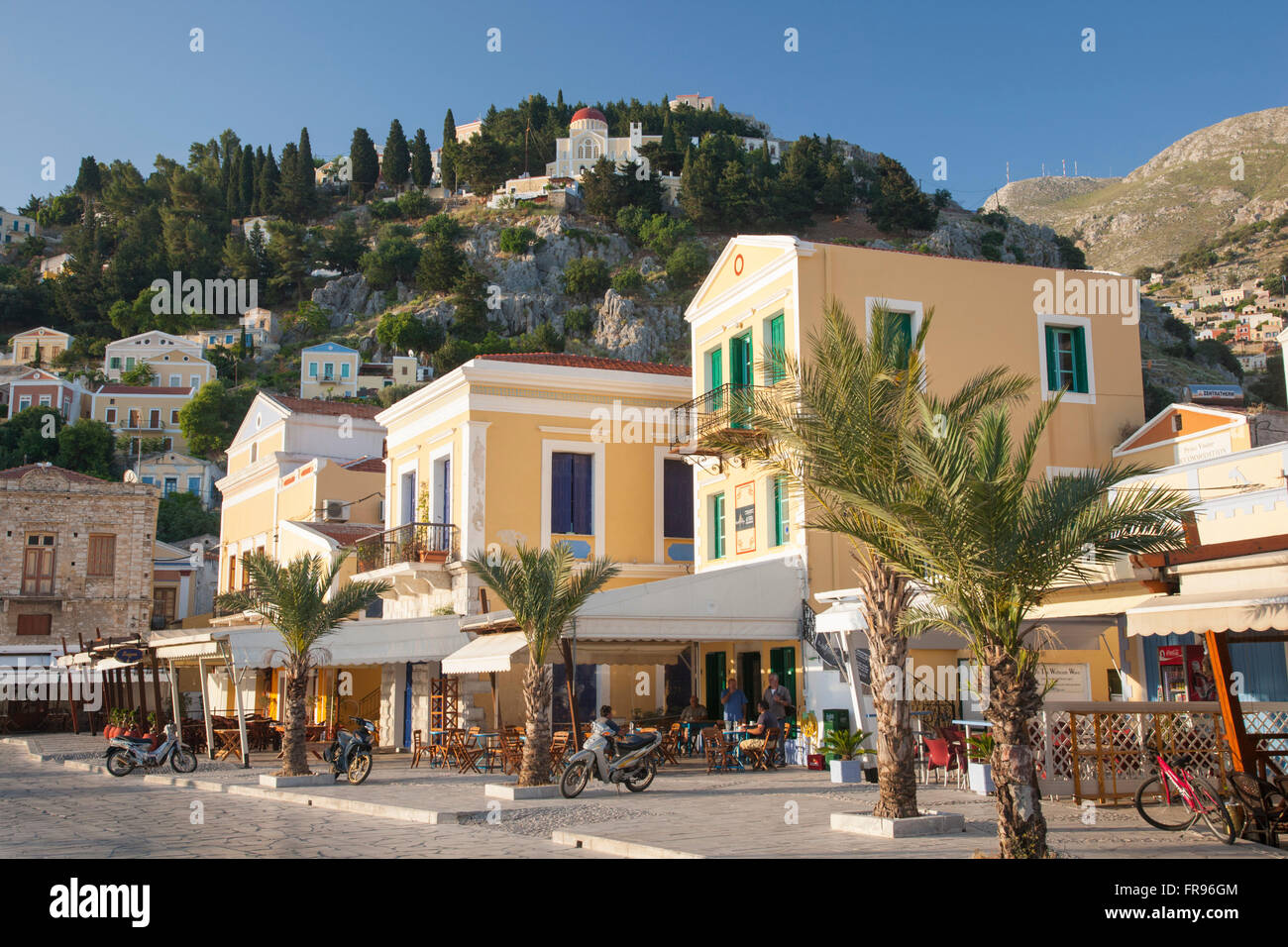 Gialos, Symi, Egeo Meridionale, Grecia. Gli edifici colorati sul lungomare. Foto Stock