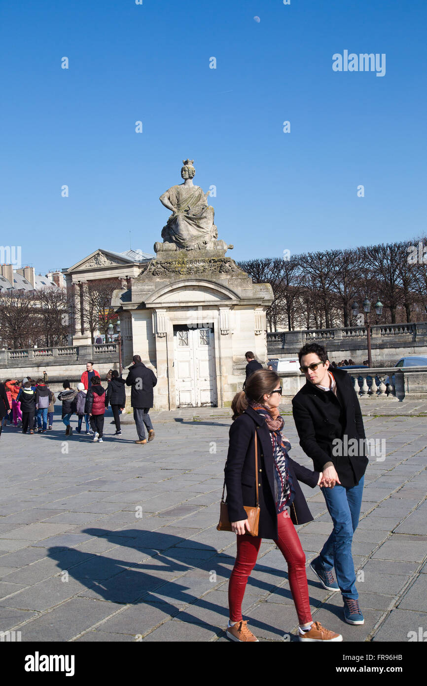 Coppia giovane di Place de la Concorde a Parigi Francia in inverno Foto Stock