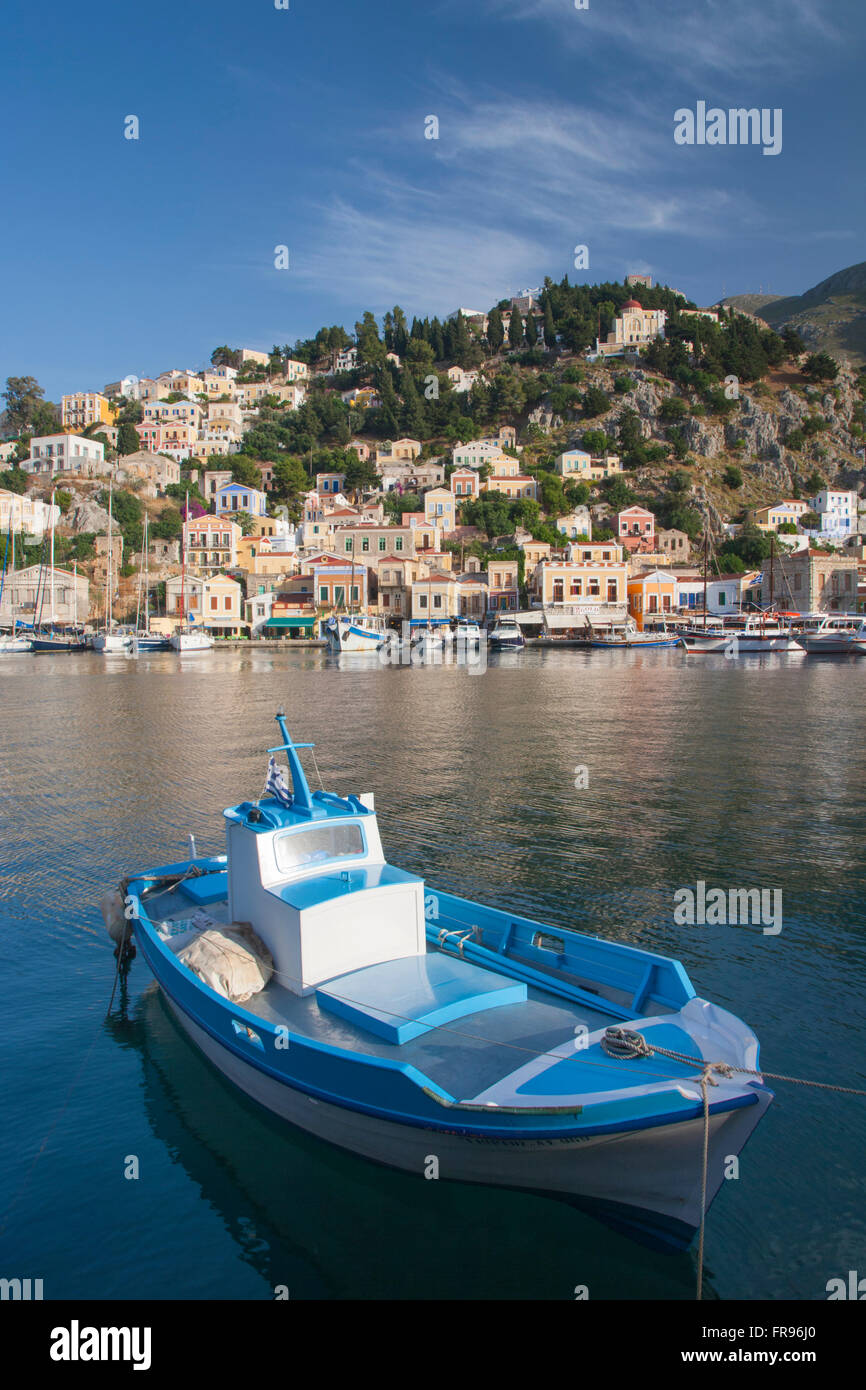 Gialos, Symi, Egeo Meridionale, Grecia. Vista sul porto e colorati di barca in primo piano. Foto Stock