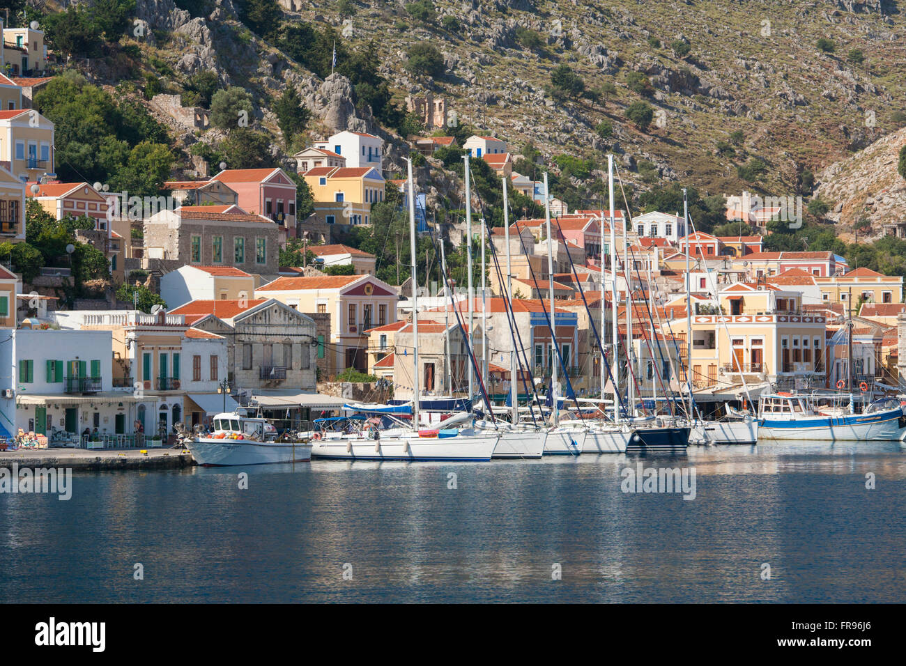 Gialos, Symi, Egeo Meridionale, Grecia. Vista attraverso il coloratissimo porto. Foto Stock
