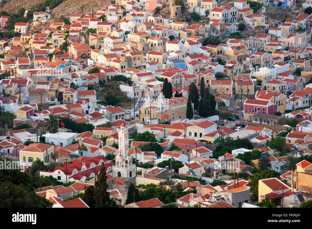 Horio, Symi, Egeo Meridionale, Grecia. Vista sui tetti colorati dalla collina sopra il villaggio. Foto Stock