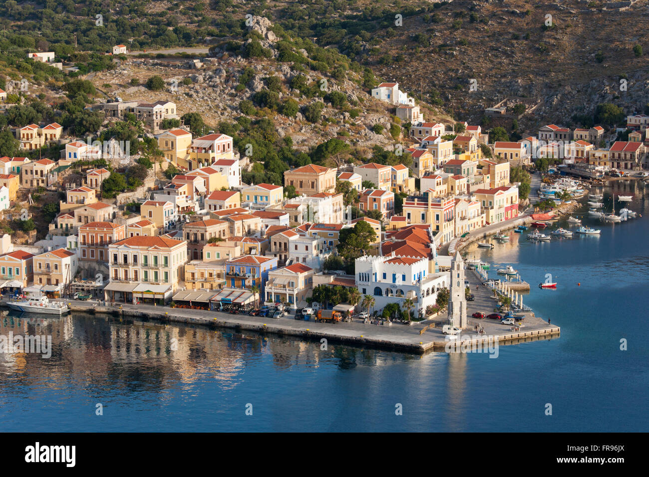 Gialos, Symi, Egeo Meridionale, Grecia. Vista sul mare dalla collina, la mattina presto. Foto Stock