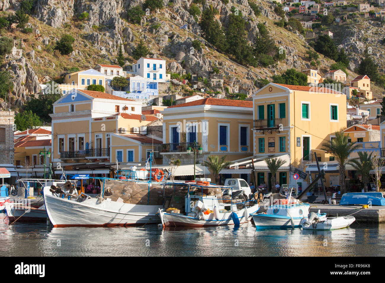 Gialos, Symi, Egeo Meridionale, Grecia. Vista attraverso il coloratissimo porto. Foto Stock