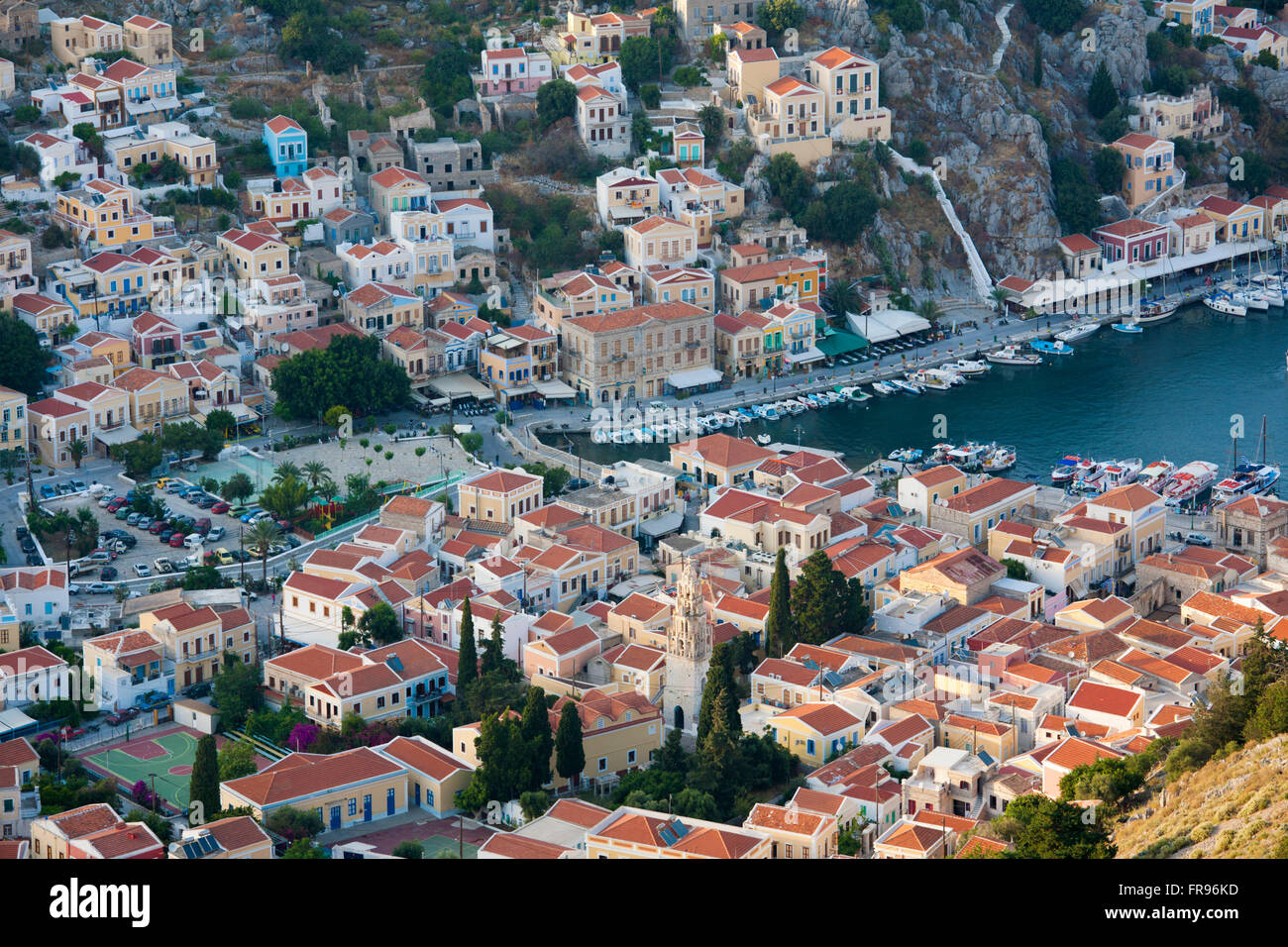 Gialos, Symi, Egeo Meridionale, Grecia. Vista sul villaggio e porto dalla collina. Foto Stock