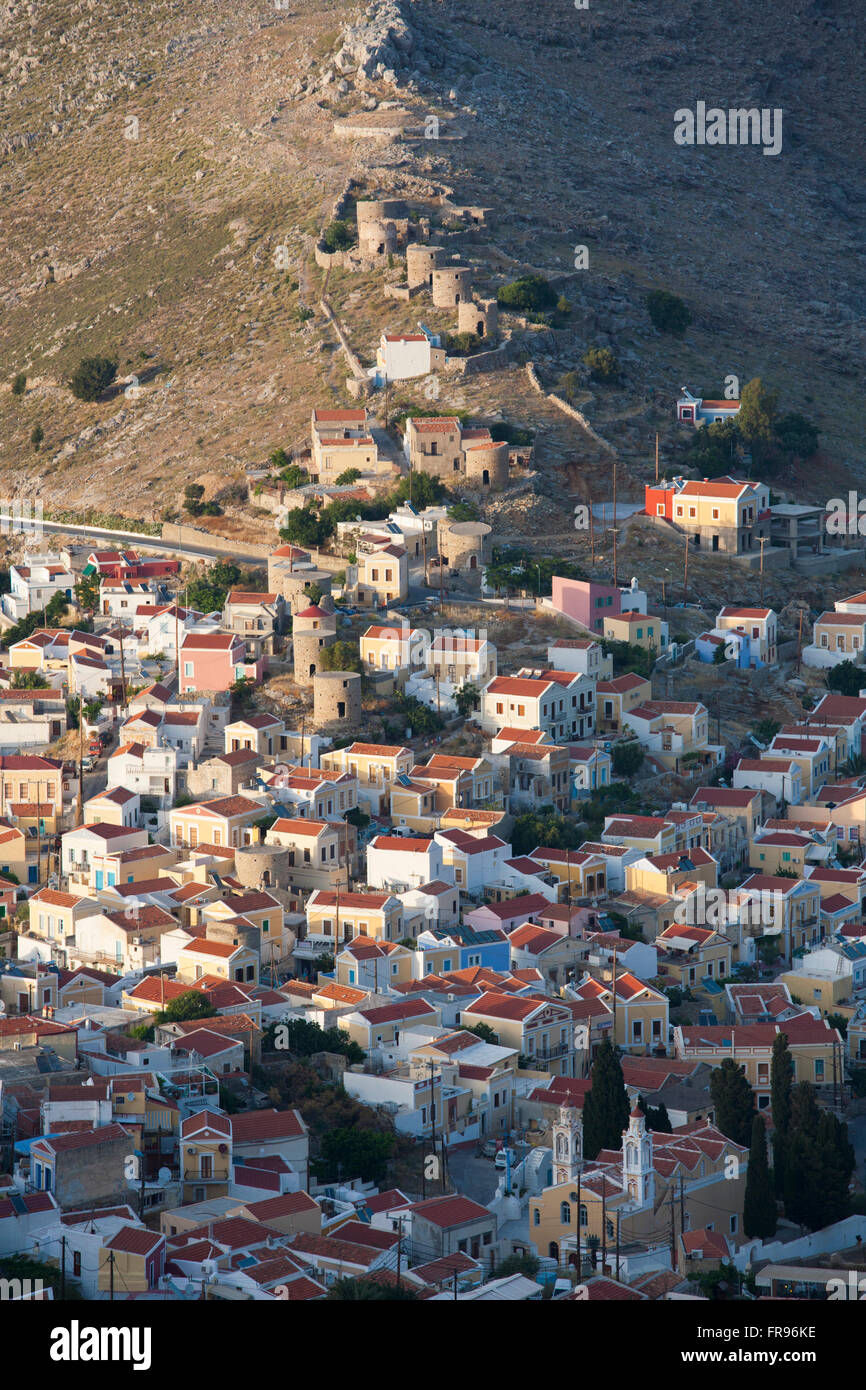 Horio, Symi, Egeo Meridionale, Grecia. Vista sui tetti dalla collina alta al di sopra del villaggio. Foto Stock