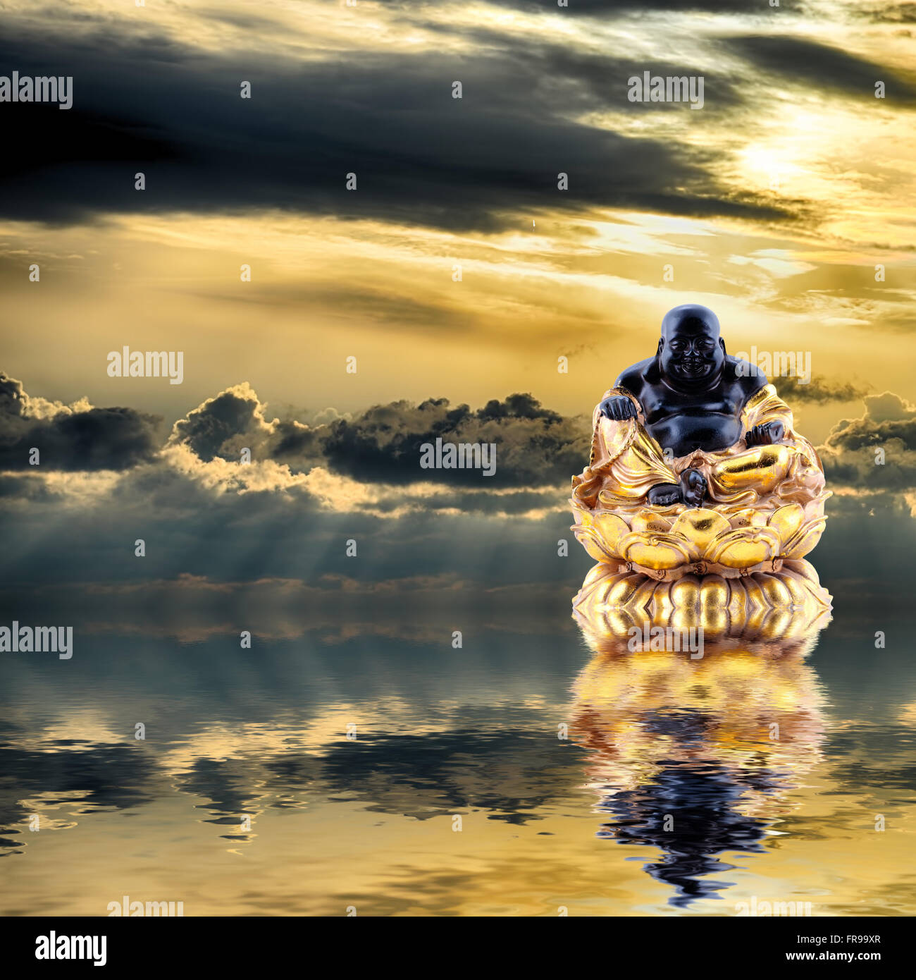 Il Feng Shui sfondo. Ridere Buddha o Budai è riflessa in acqua a sunrise Foto Stock
