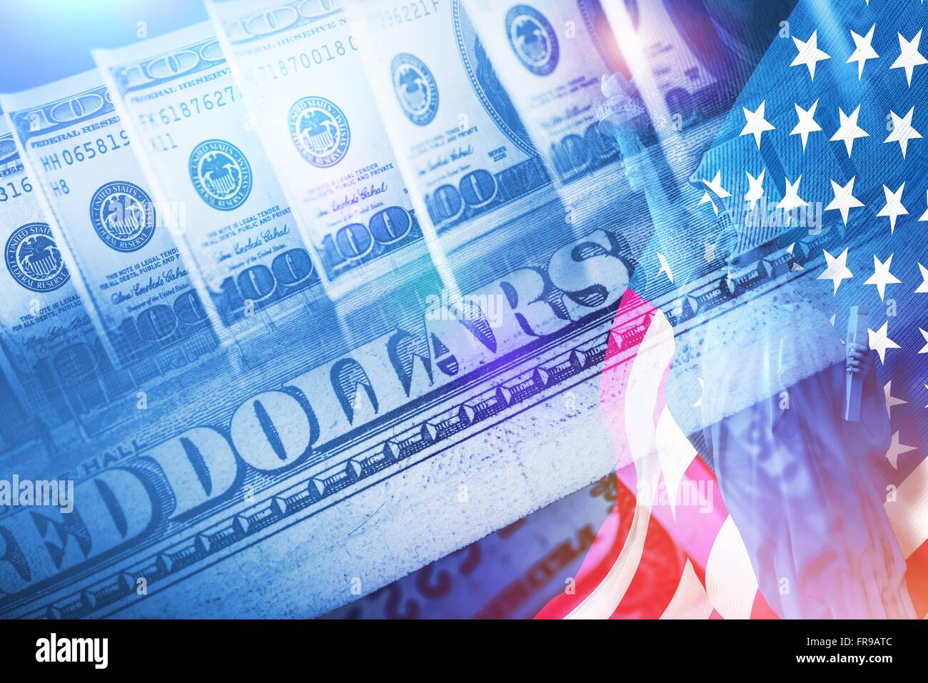 American Banking concetto. Dollari americani, la Statua della Libertà e gli Stati Uniti d'America bandiera. Potente Valuta Il Concettuale Foto Stock