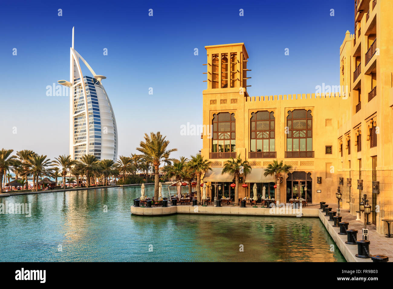 Vista del Burj Al Arab hotel da Madinat Jumeirah hotel in Dubai Emirati Arabi Uniti, Medio Oriente Foto Stock