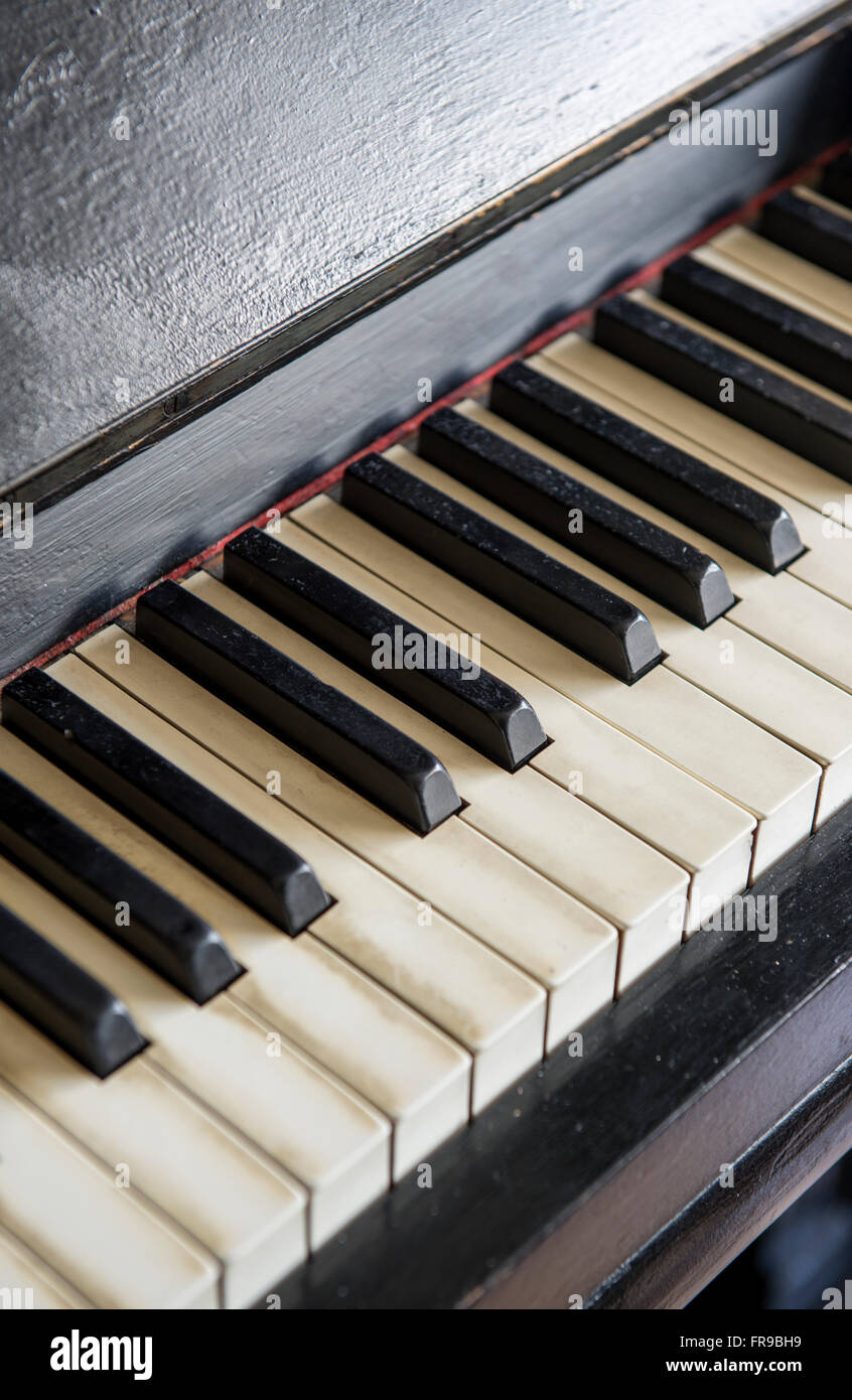 Close up dei tasti su un pianoforte verticale Foto Stock
