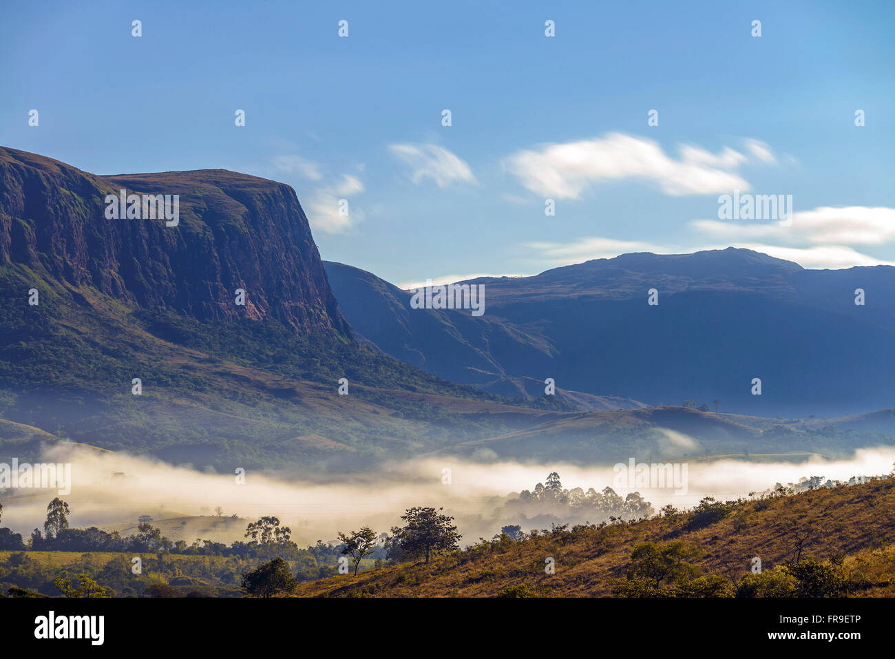 Scarpate della Serra da Canastra Parco Nazionale con pascoli e la nebbia nella parte inferiore Foto Stock