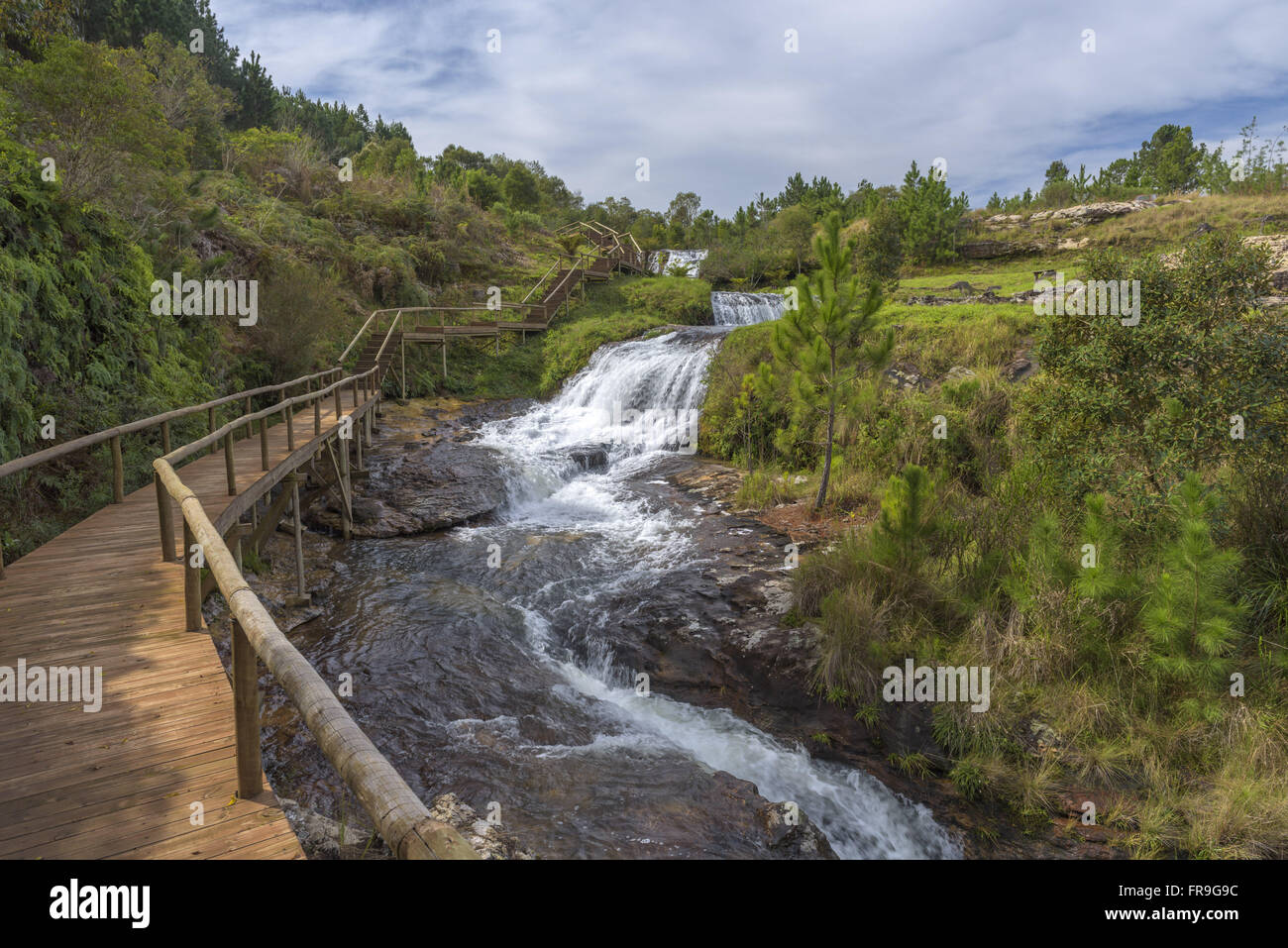 A Cachoeira com estrutura de visitação em fazenda na região dos Campos Gerais Foto Stock