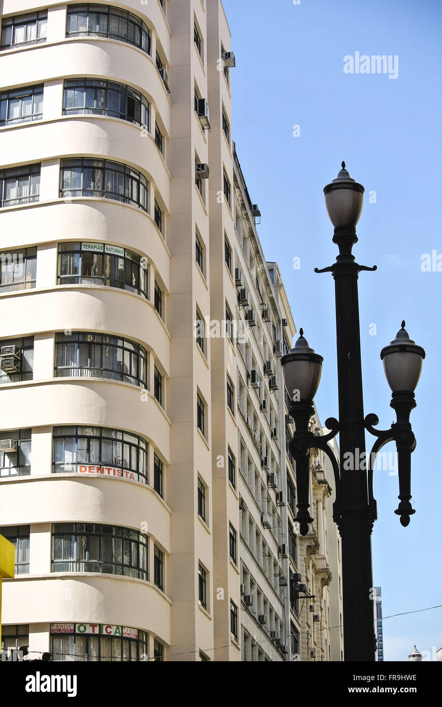 La luminaria di fronte ad un edificio commerciale Foto Stock