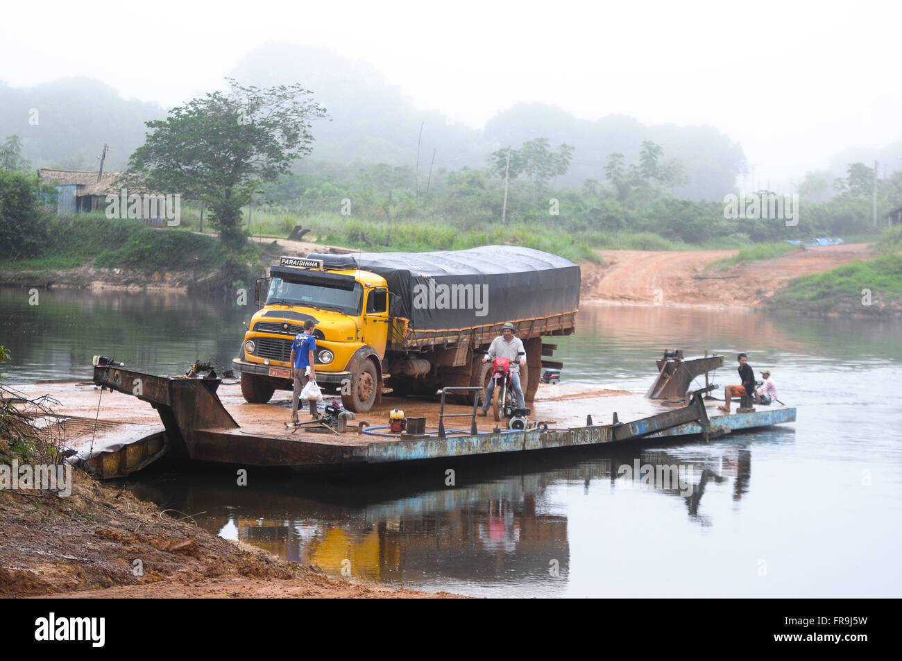 Traghetto rende i veicoli che attraversano la strada che collega il villaggio Sucunduri Transamazon Foto Stock