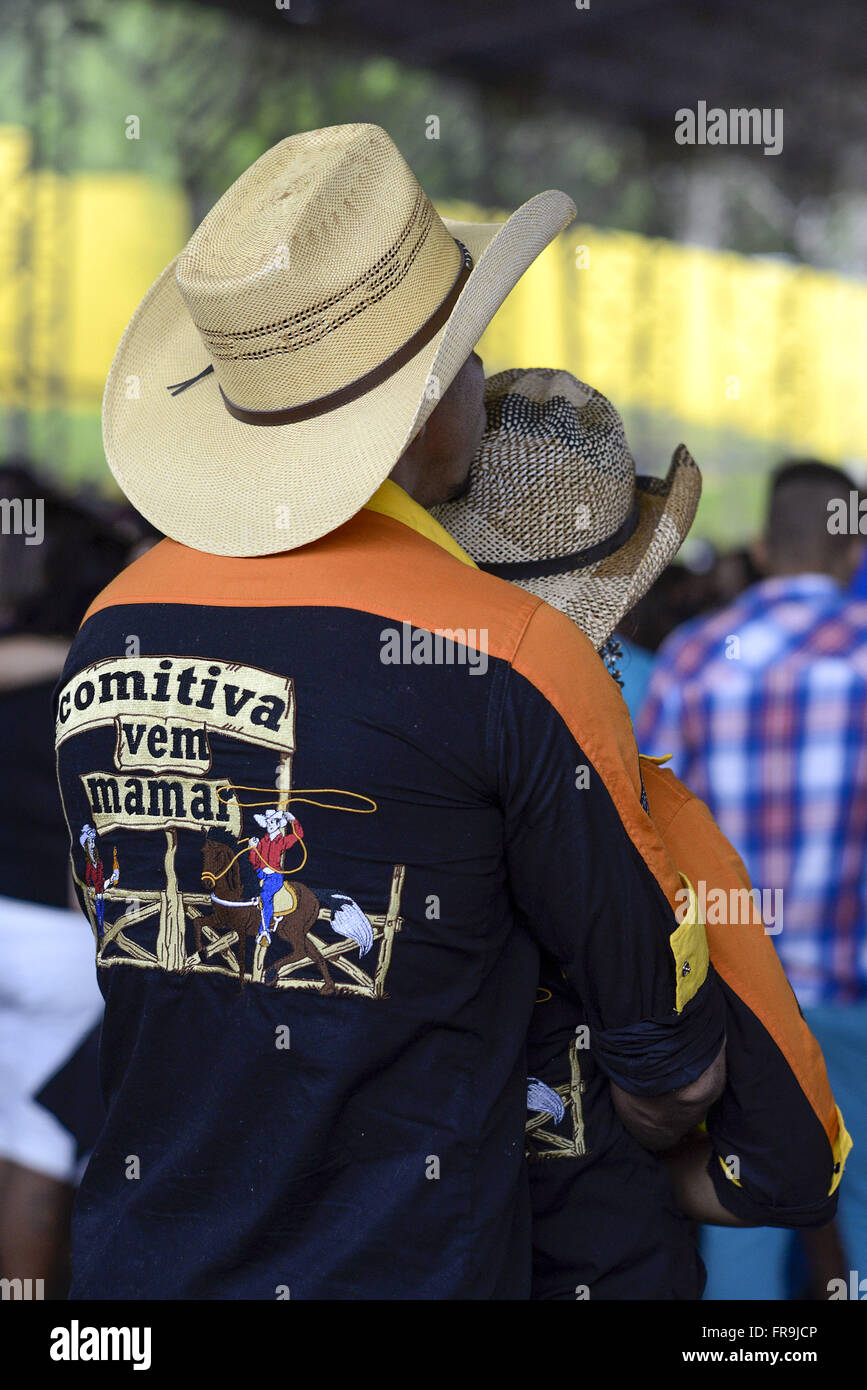 Giovane abbracciato con entourage di uniforme Paese partito a Estancia High Sierra Foto Stock