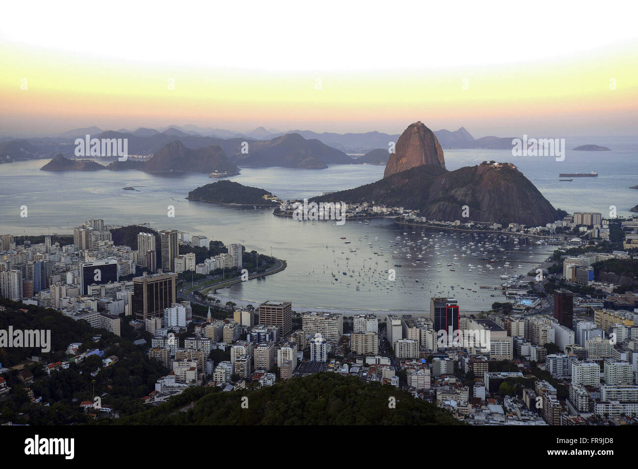 Il Botafogo's Cove sulla baia di Guanabara, Pao de Acucar e il Morro Morro da Urca al crepuscolo Foto Stock